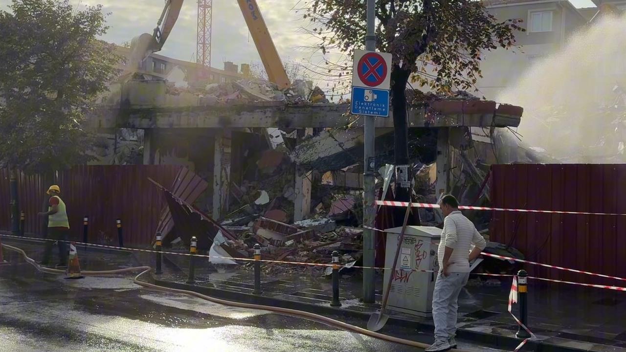 Küçükçekmece'de Kontrolsüz Yıkım: Bina Parçaları Caddeye Düştü