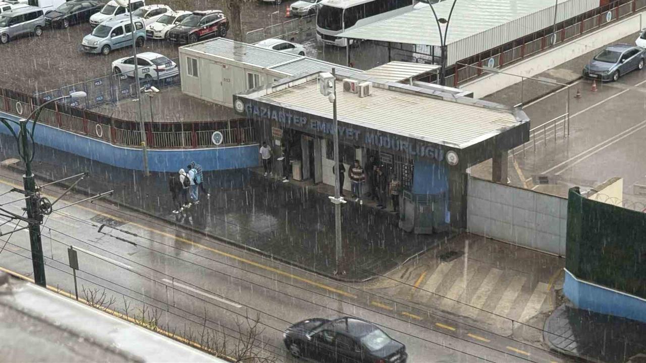 Gaziantep'te Sağanak ve Dolu Hayatı Olumsuz Etkiledi