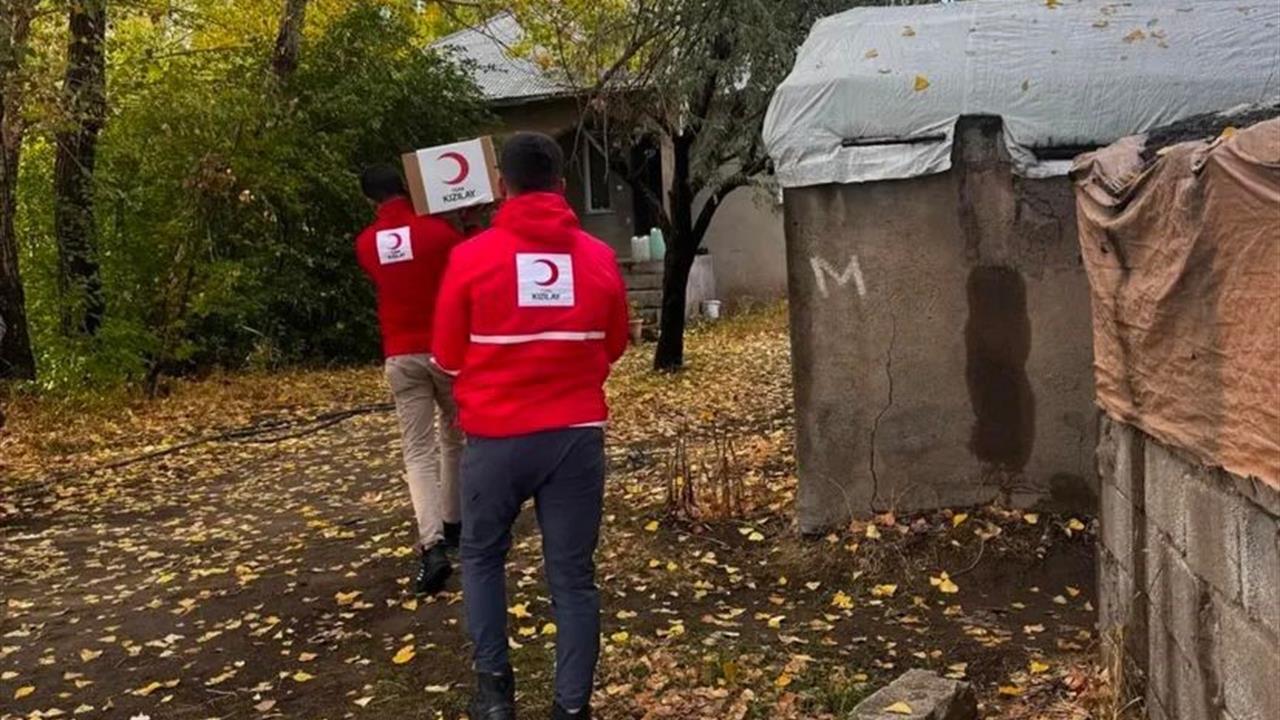 Patnos’ta Kızılay’dan İhtiyaç Sahiplerine Yardım