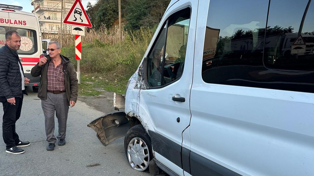 Rize'de Okul Servisi ile Kamyonet Çarpıştı: 1 Yaralı