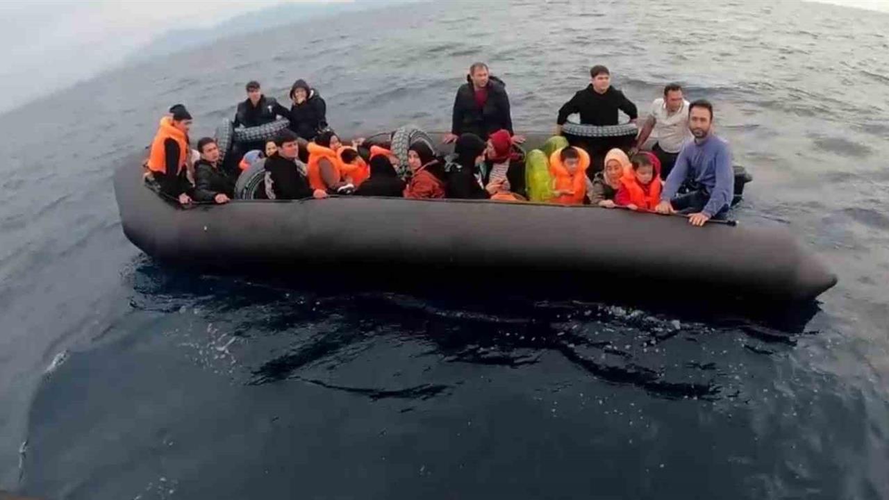 İzmir Açıklarında 52 Düzensiz Göçmen Yakalandı