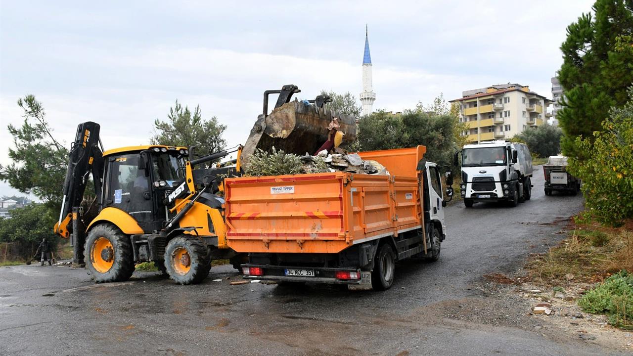 Kuşadası'nda Metruk Bina Çevresindeki Atıklar Temizlendi