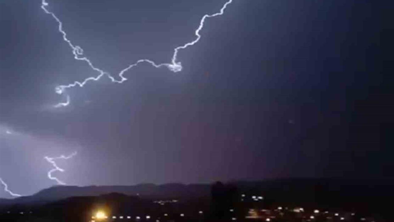 Siirt’te Şimşekler Geceyi Gündüze Çevirdi