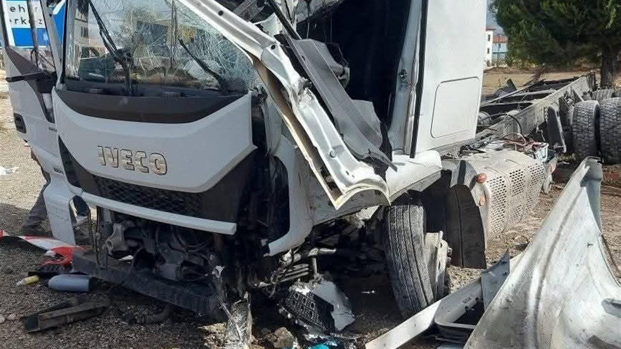 Denizli'de Meyve Yüklü Tır Devrildi: Sürücü Yaralı