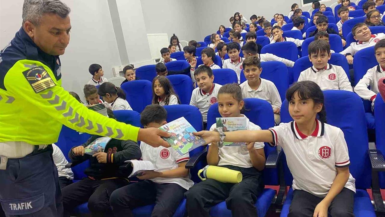 Kayseri'de Jandarma Trafik Eğitimi Verdi: 142 Öğrenci Katıldı
