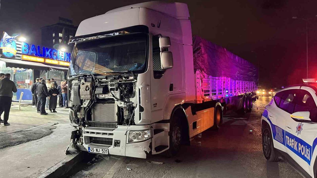 İstanbul Sultangazi'de TIR Kontrolden Çıkarak Park Halindeki 5 Araca Çarptı. Kazada 1 Kişi Yaralanırken, Kaza Anı Güvenlik Kamerasına Yansıdı