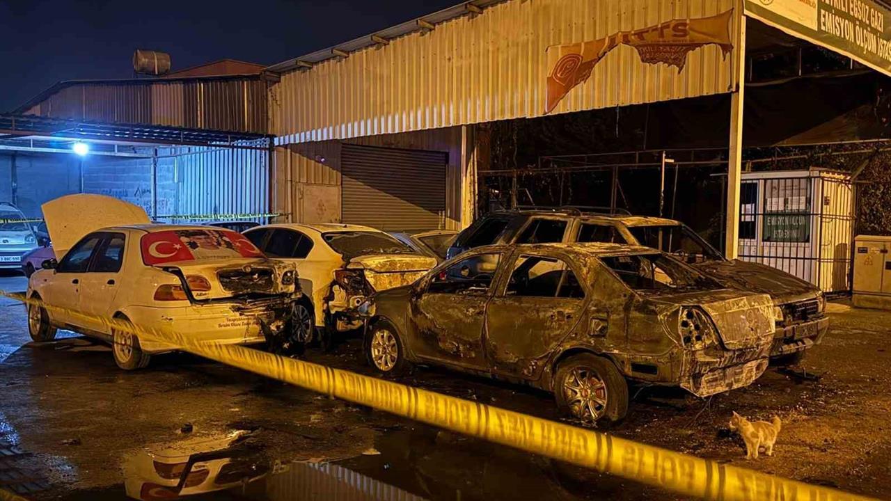 Mersin'de Sanayi Sitesinde 5 Araç Kundaklandı