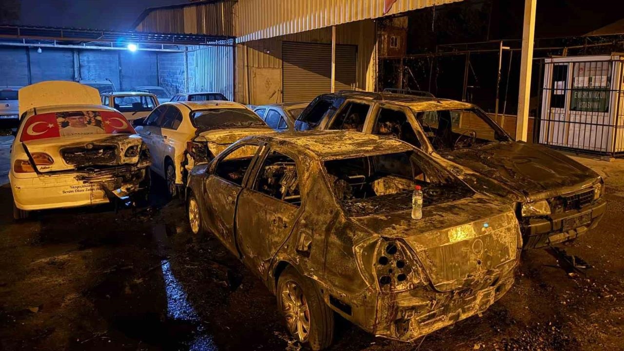 Tarsus'ta Gece Yarısı Kundaklama Şoku: 5 Araç Alevlere Teslim, Güvenlik Kamerasına Yakalanan Şüpheli Aranıyor!