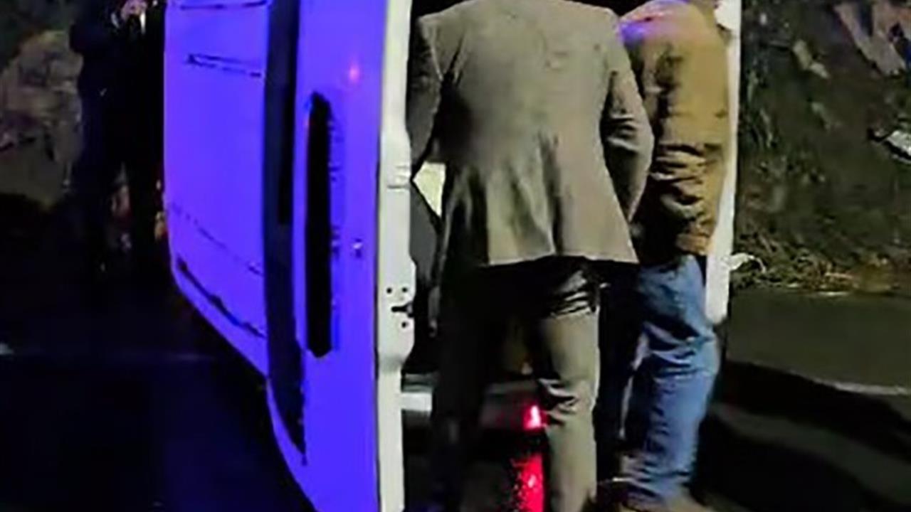 Hakkari'de Tünel Girişinde Kamyonet Devrildi: 1 Yaralı