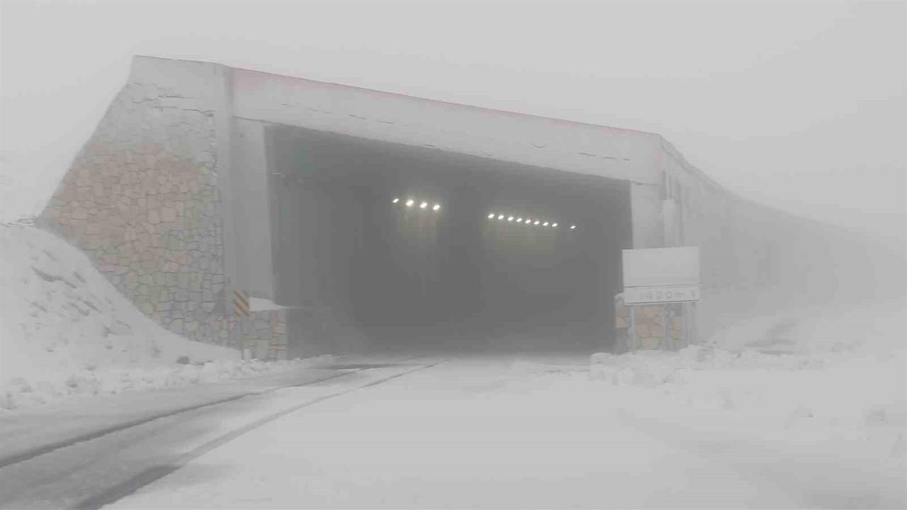 Karabet Geçidi'nde Mevsimin İlk Karı Yağdı