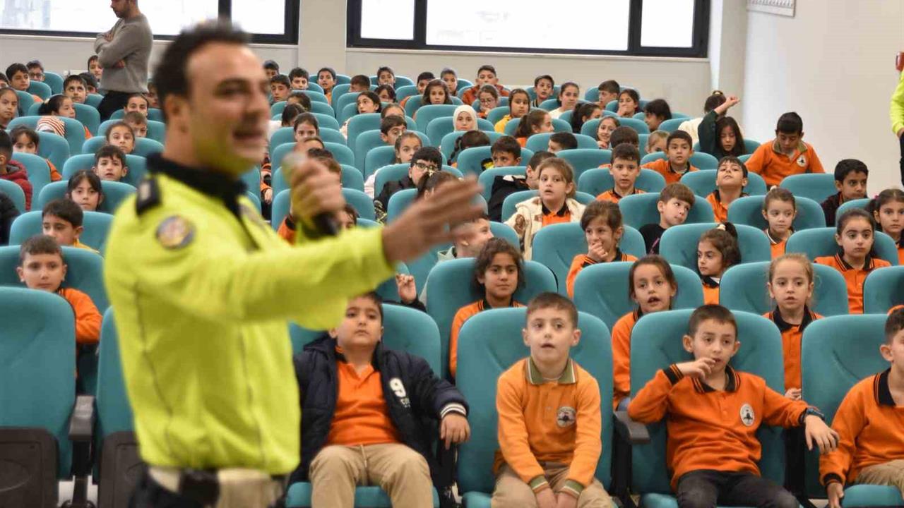 Bitlis'te Çocuklara Trafik Güvenliği Eğitimi Veriliyor