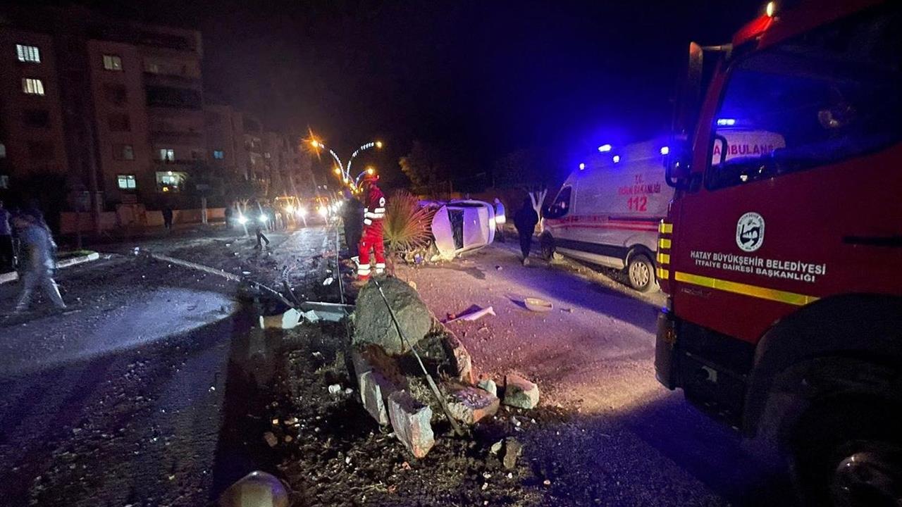 Hatay'da Aydınlatma Direğine Çarpan Otomobil Takla Attı
