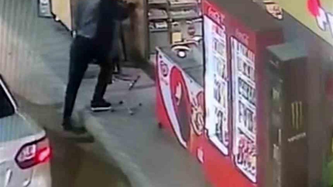 Mardin'de Cam Kapıya Çarpan Kişi Düşerek Yaralandı