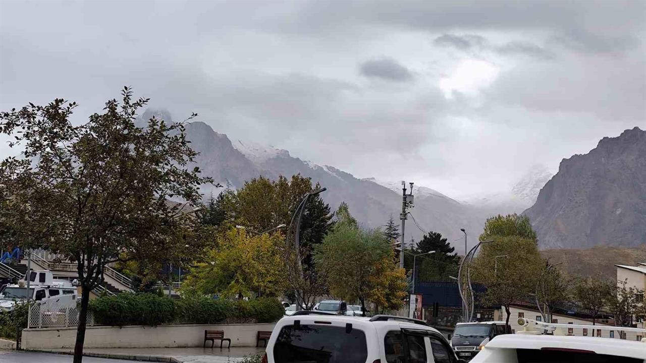 Hakkari'de Dağlar Beyaza Büründü