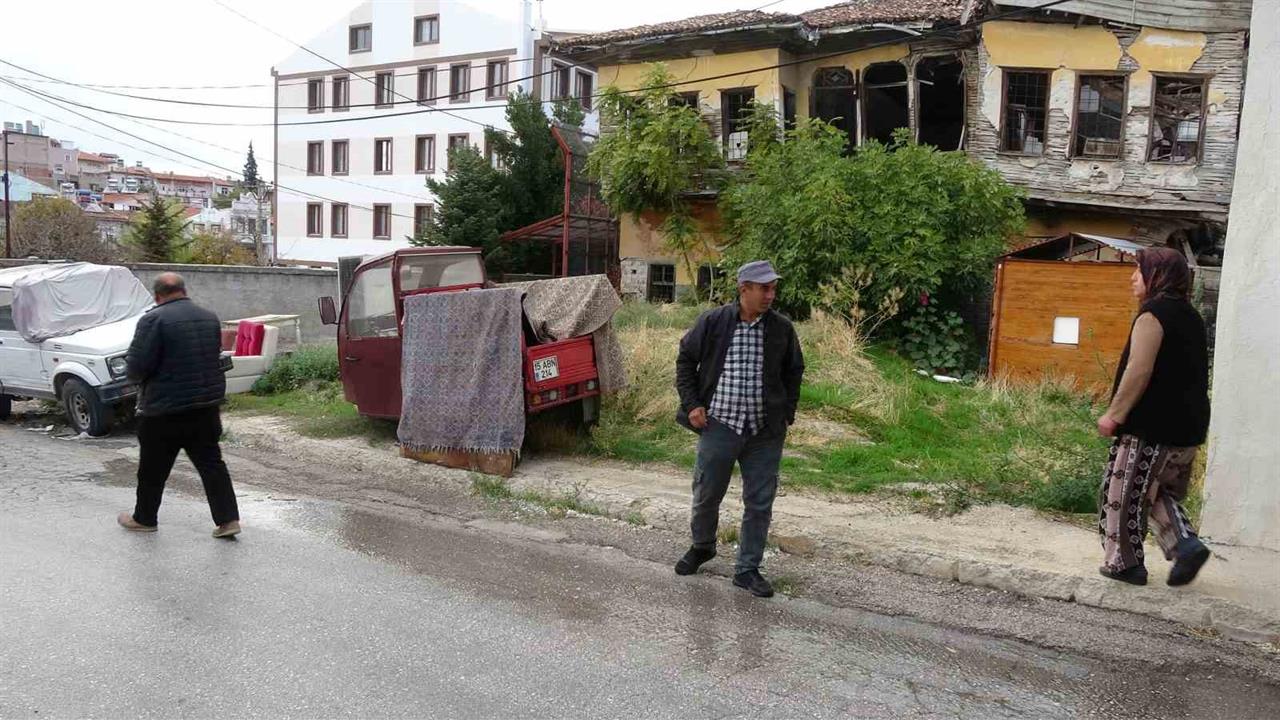 Burdur'da Ev Sahibi ile Kiracı Arasındaki Çöp Bahçe Kavgası Büyüyor