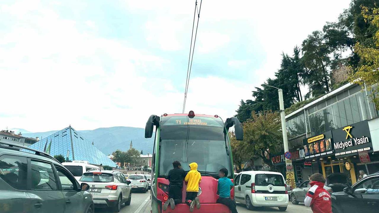 Bursa'da Tramvayın Arkasına Tutunan Çocuklar Tehlike Yarattı