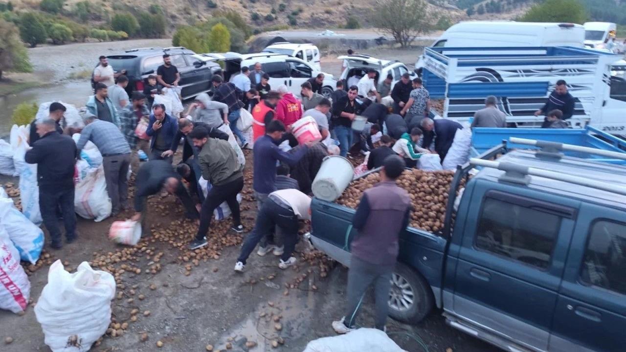 Kamyonet Arızalandı, Patatesler Ücretsiz Dağıtıldı: Siirt'te Olay