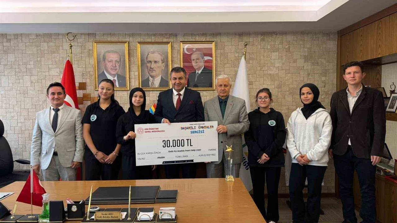 Gediz'de Kız İmam Hatip Lisesi Türkiye Birincisi Oldu