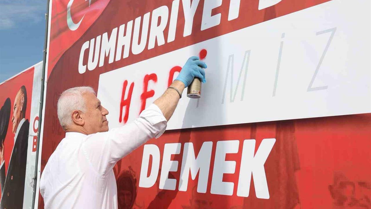 Cumhuriyet Demek Kampanyası Bursa'da Coşku Yaratıyor