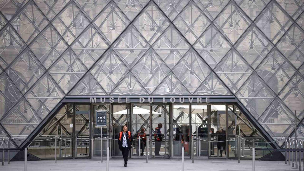 Louvre Müzesi Soygunun Ardından Yeniden Açıldı