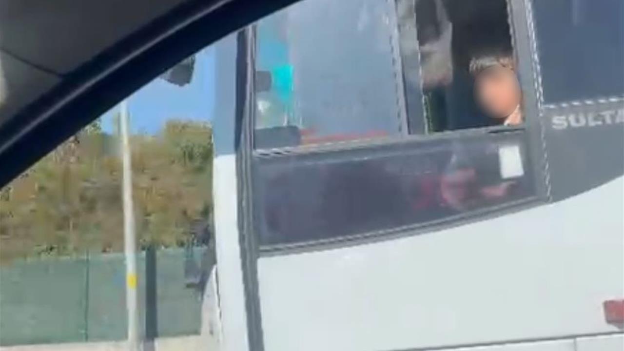 Arnavutköy'de Çocuğun Tehlikeli Otobüs Yolculuğu Kamerada