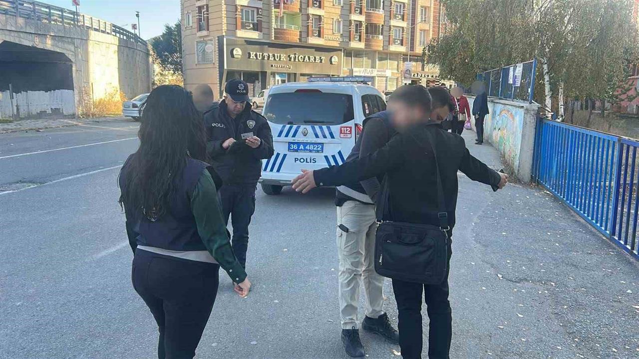 Kars'ta Okul Önlerinde Güvenlik Önlemleri Artırıldı