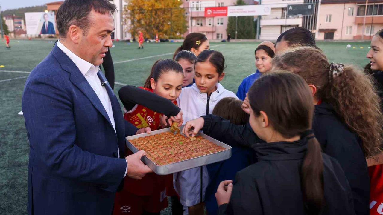 Bilecik'te Vali Sözer Genç Sporcularla Buluştu