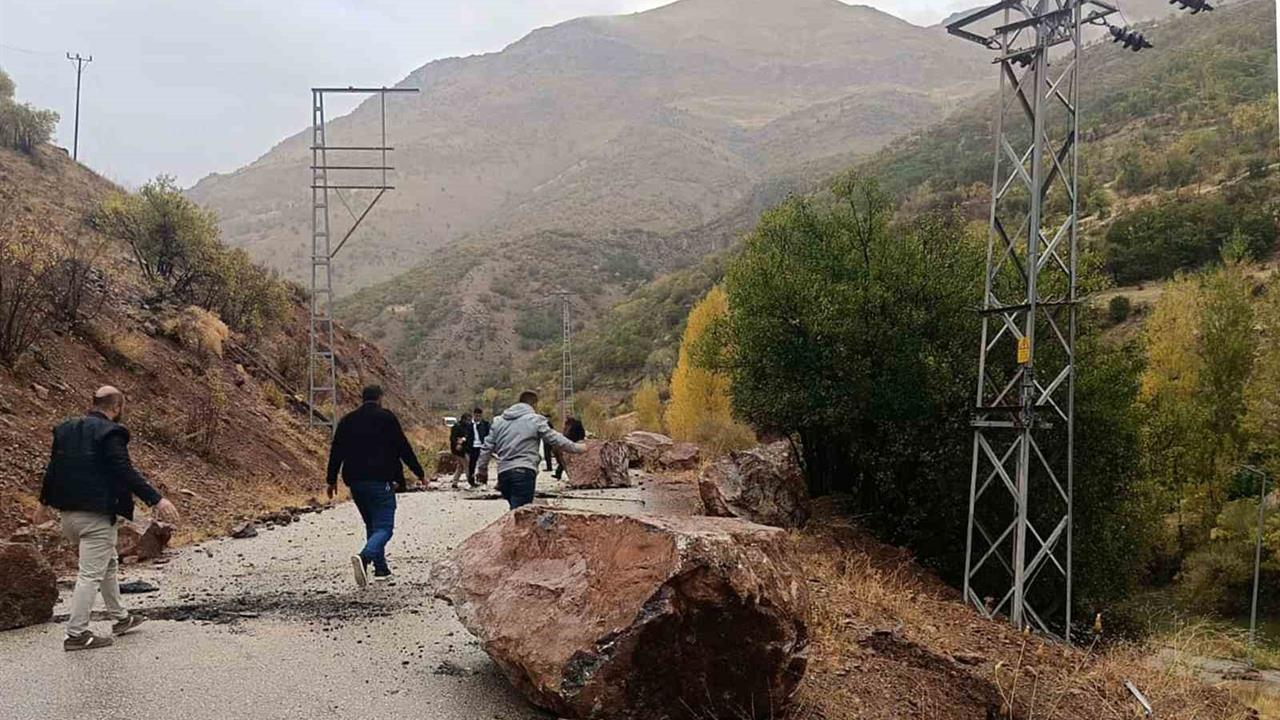 Çatak'ta Yola Düşen Kaya Parçaları Sürücüleri Tehdit Ediyor