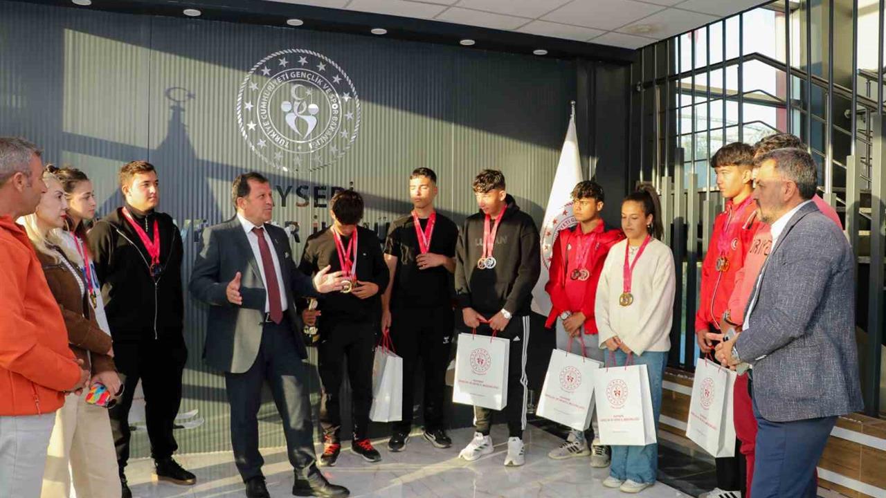 Kayseri'de Şampiyon Paten Takımına Ziyaret