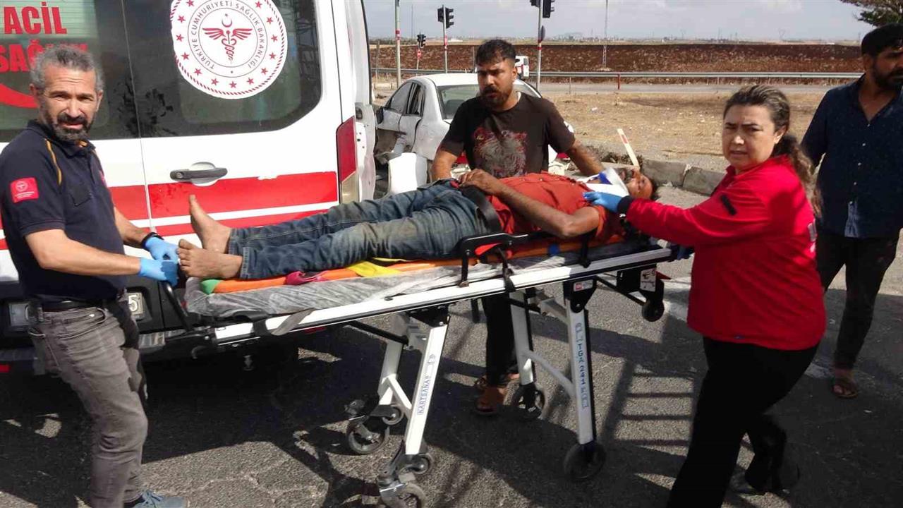 Adıyaman'da Yaralı Taşıyan Araçla Kamyonet Çarpıştı: 3 Yaralı