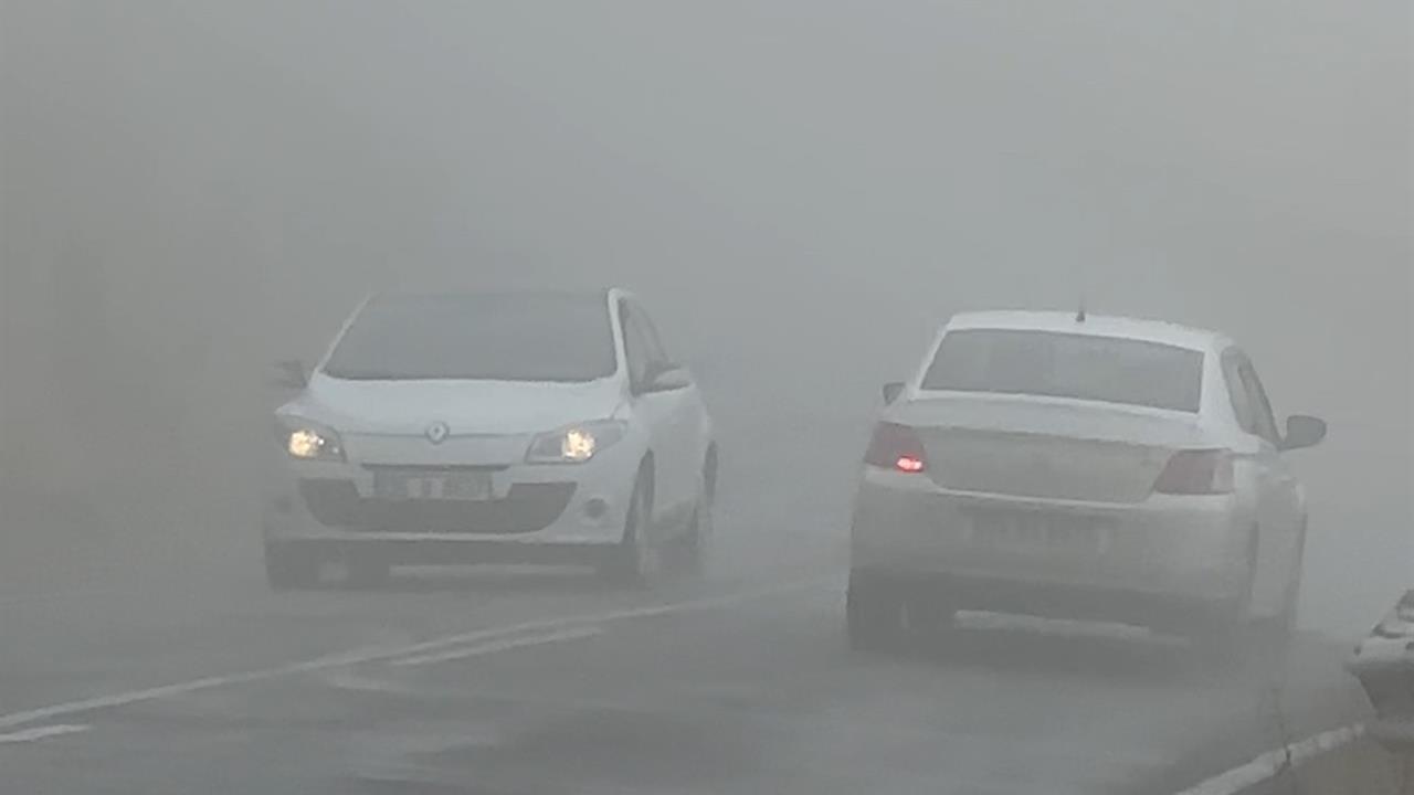 Yüksekova-Şemdinli Kara Yolunda Yoğun Sis Sürücüleri Zorladı