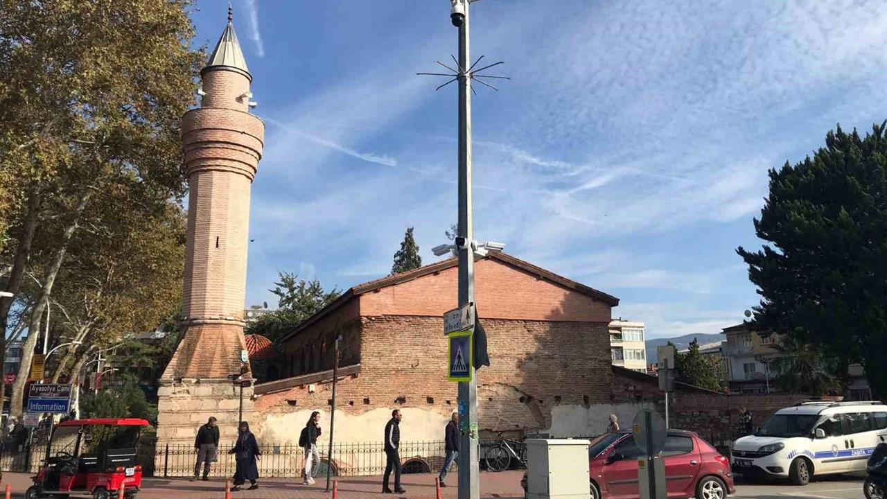 Bursa'da Restorasyon Tartışması: 602 Yıllık Minare Sağlam, 18 Yıllık Minare Çürüdü