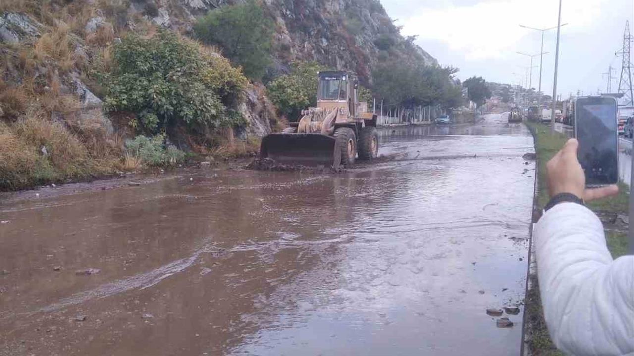 Söke'de Yaşanan Toprak Kayması Karayolunu Kapattı