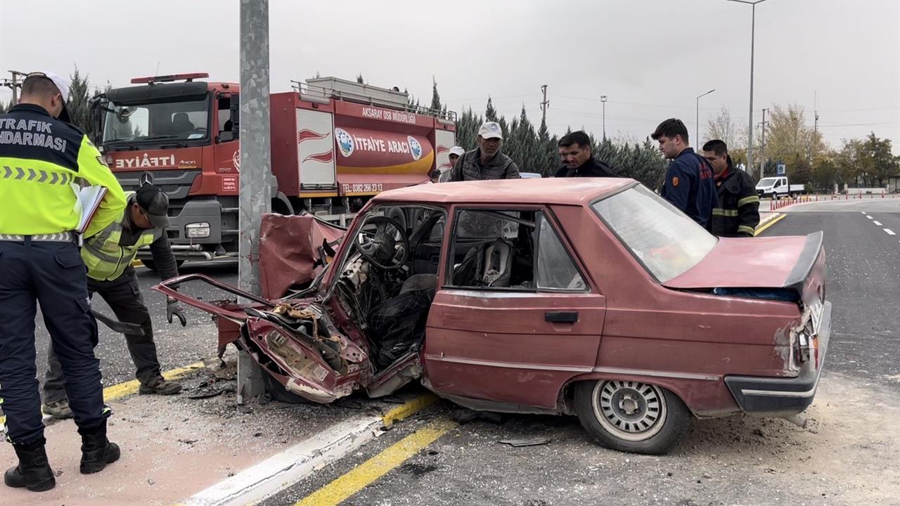 Aksaray'da Aydınlatma Direğine Çarpan Otomobilde 2 Yaralı