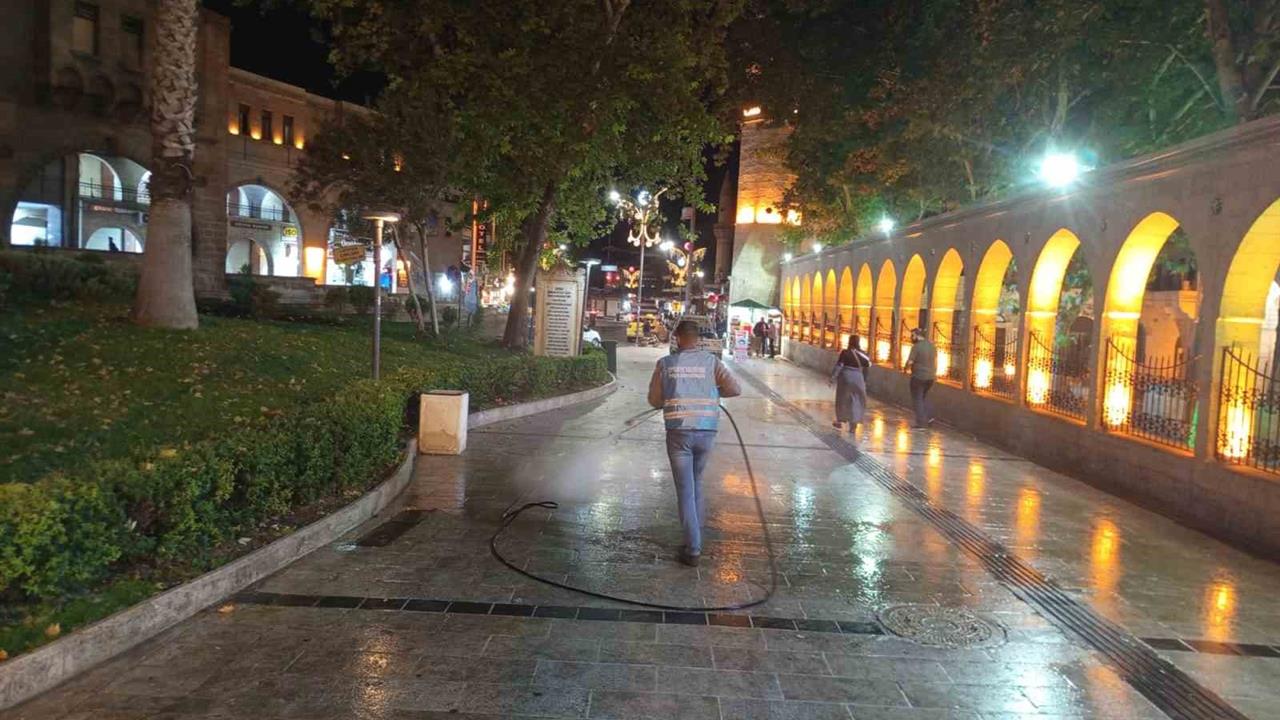 Eyyübiye'de Sokaklar Yıkanarak Temizleniyor