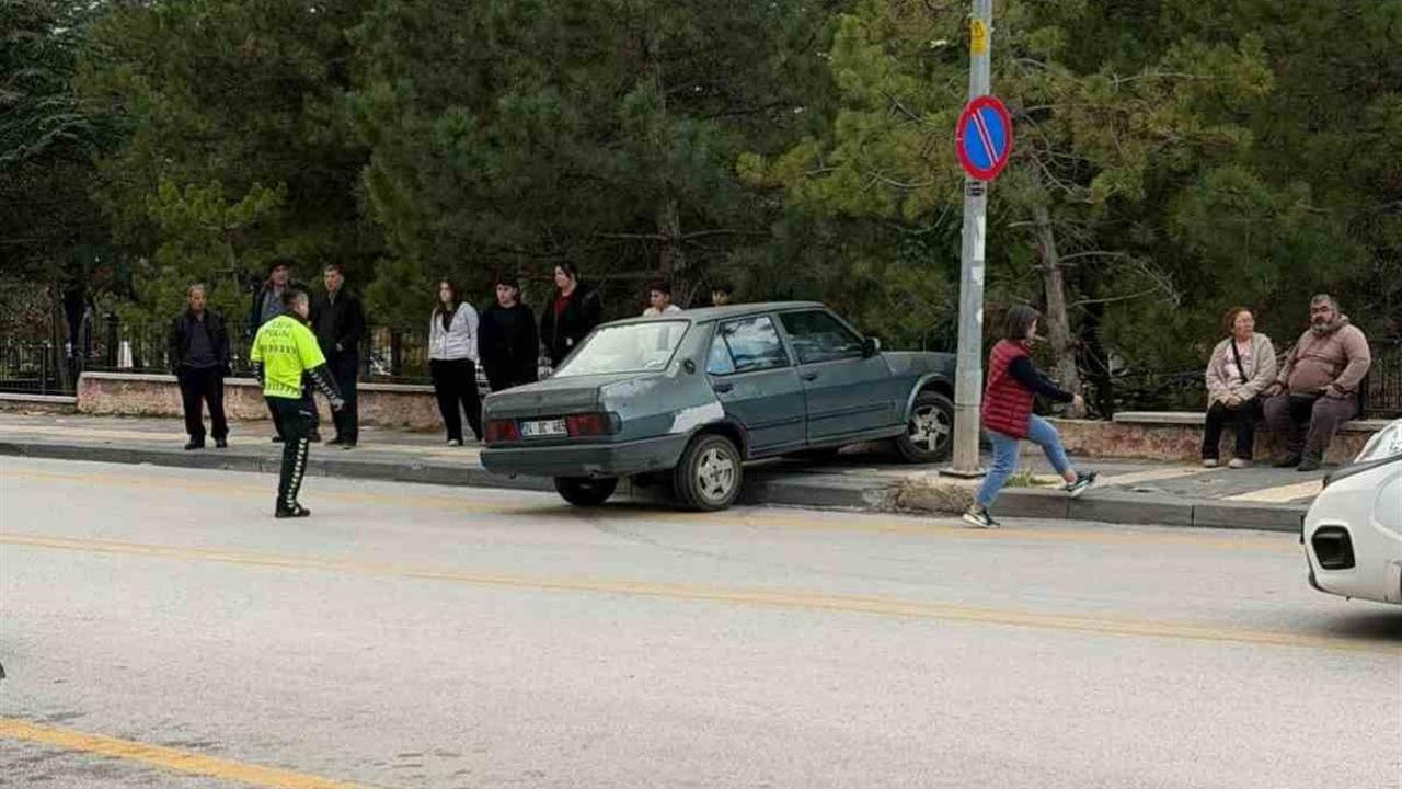 Ehliyetsiz Sürücü Kaldırımda Yaya Çarptı: 1 Yaralı