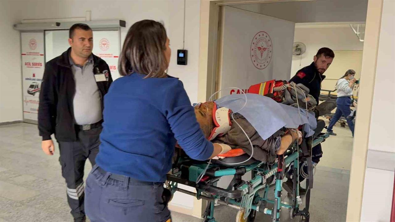 Aksaray'da Aydınlatma Direğine Çarpan Otomobilde 1 Ölü, 1 Yaralı