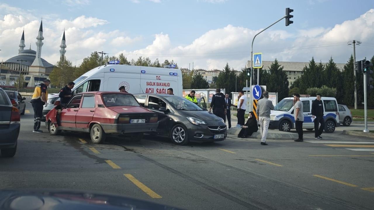 Sakarya'da Duble Yolda İki Araç Çarpıştı: 2 Yaralı