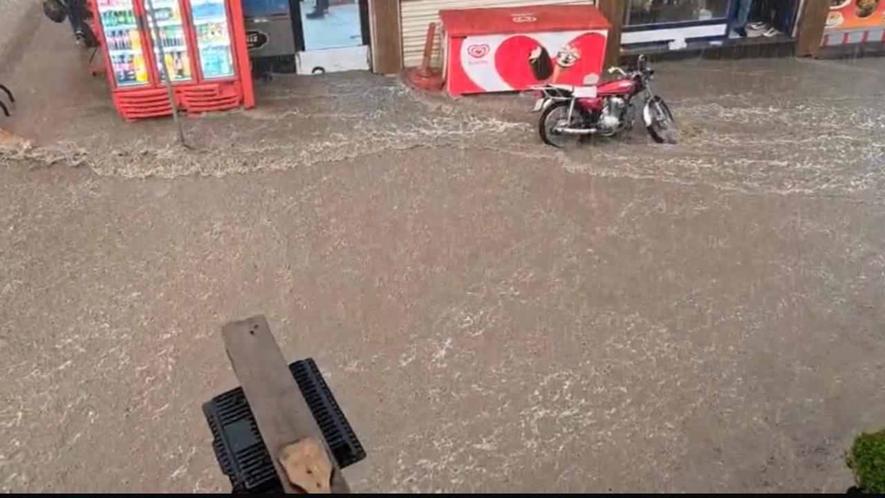Diyarbakır'da Sağanak Yağış Caddeleri Göle Dönüştürdü