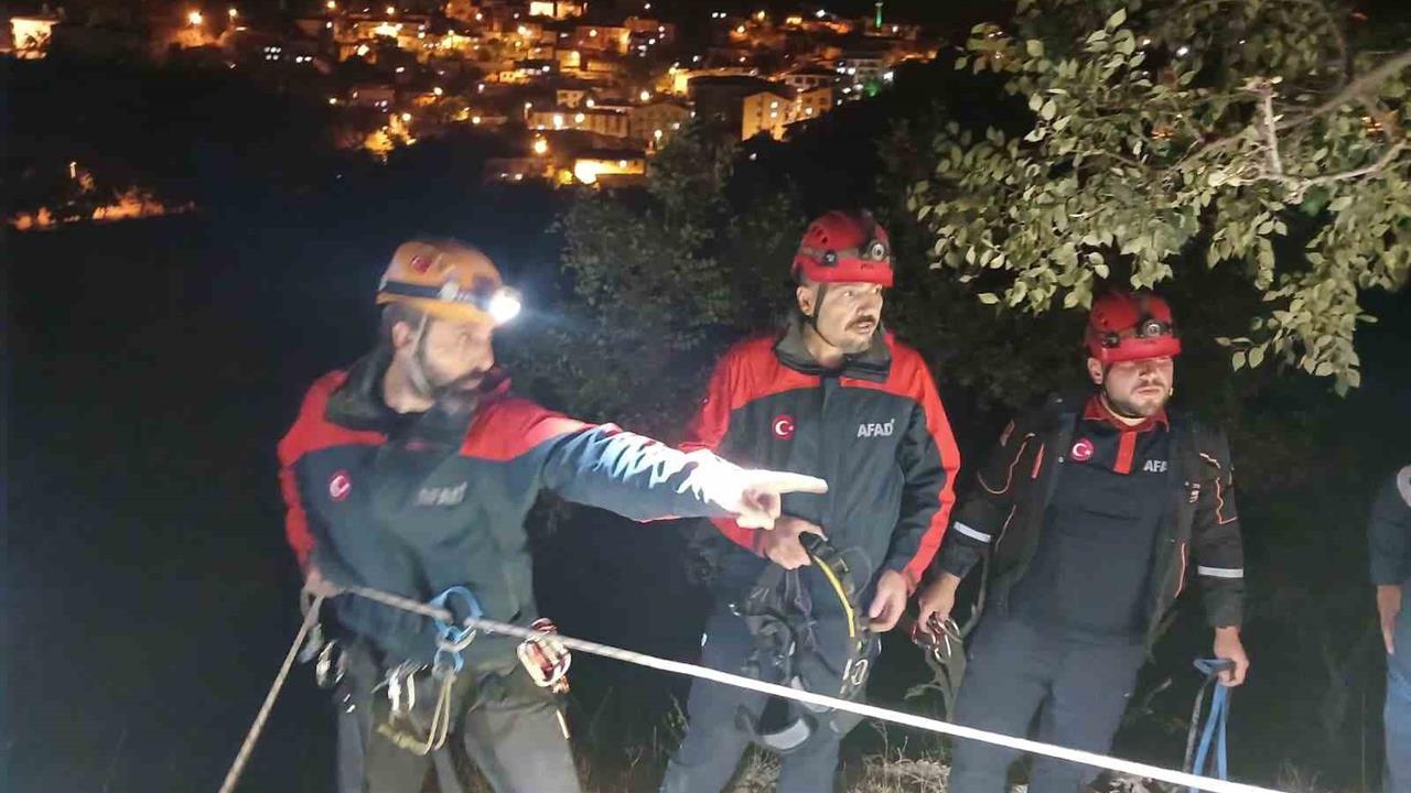 Tunceli'de Kayalıklarda Mahsur Kalan Şahıs Kurtarıldı