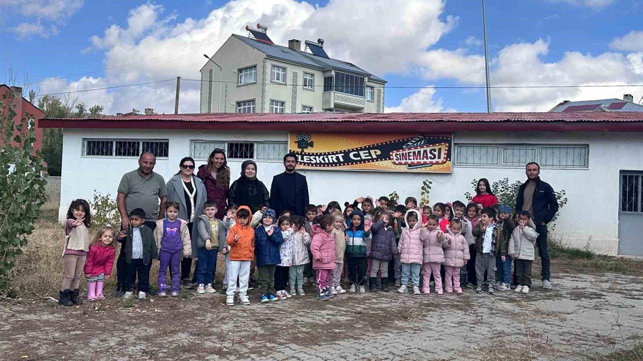 Ağrı'da Anaokulu Öğrencilerine Sinema Keyfi
