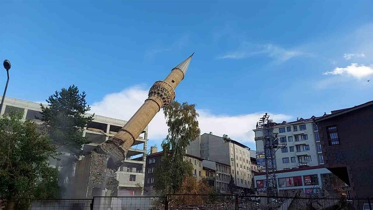 Erzurum'da Minarenin Yıkımı Görüntülendi