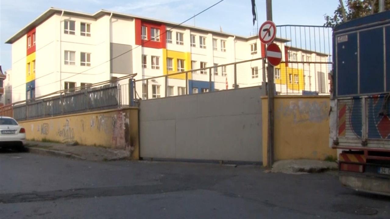 Eyüpsultan'da Okul Kapısı Düştü: 4 Öğrenci Yaralı