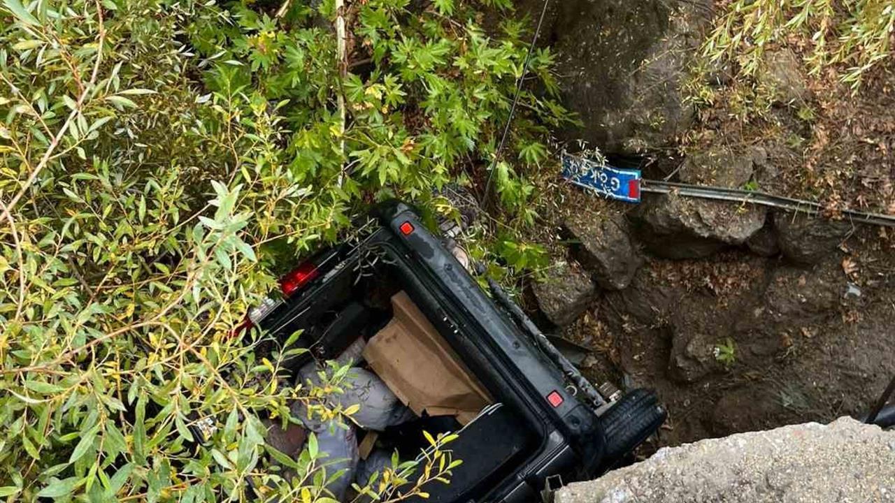 Adıyaman'da Köprüden Uçan Otomobil Ağaçta Asılı Kaldı: 2 Yaralı