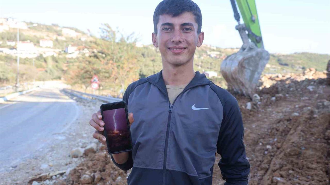 Hatay’da Yıldırım Panik Yarattı: Deprem Zannedildi