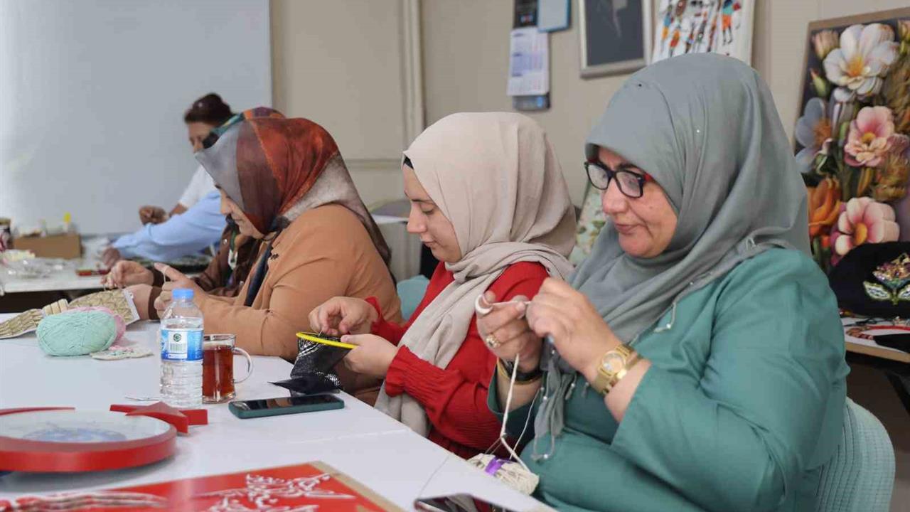 Elazığ'da Kadınlar El Sanatları Kursunda Hem Öğreniyor Hem Kazanıyor