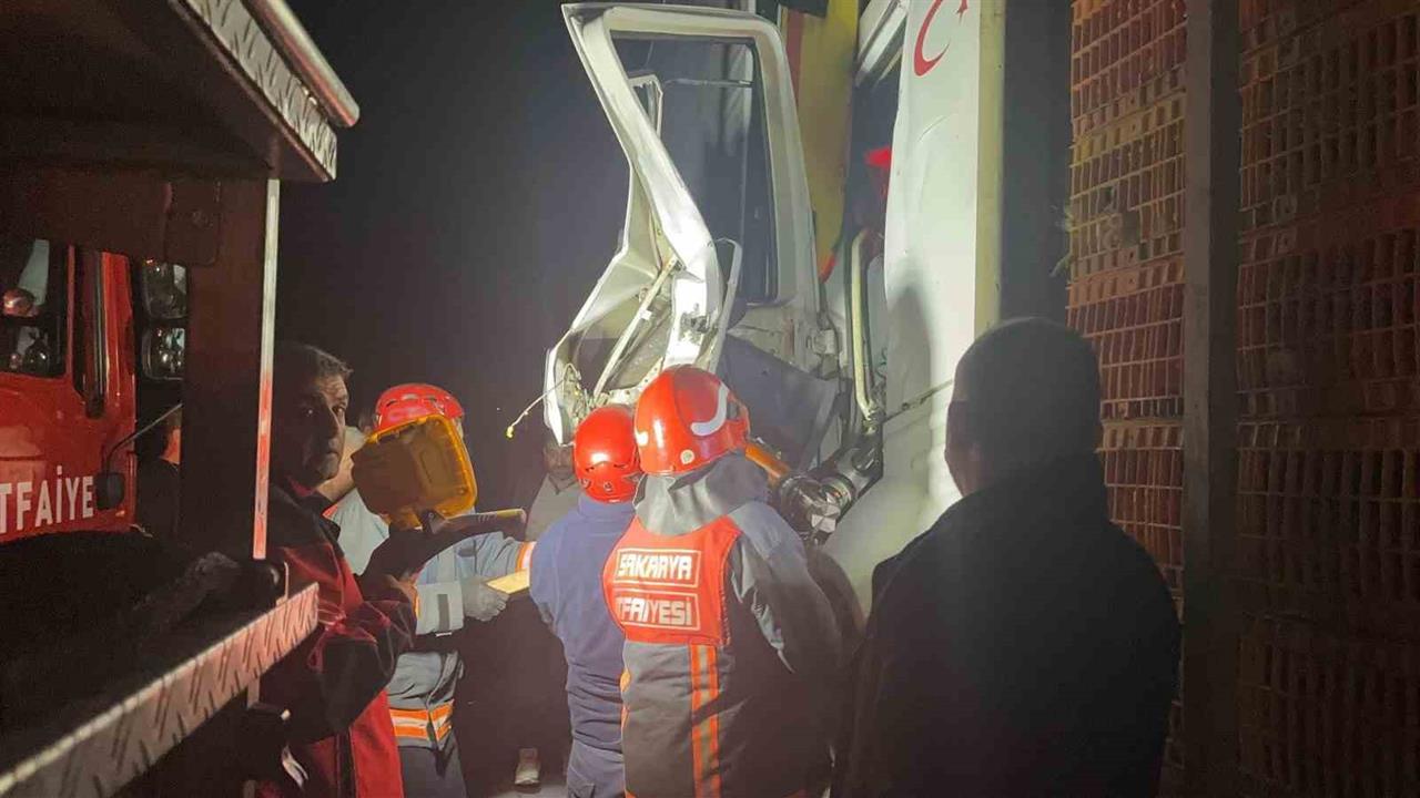 Pamukova'da Tır Kazası: Sürücü İtfaiye Tarafından Kurtarıldı