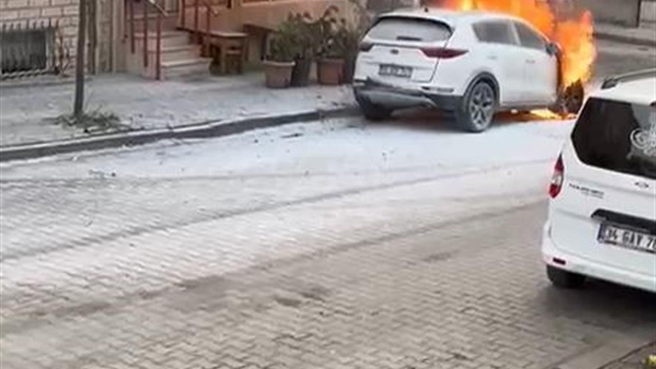 Sultangazi'de Park Halindeki Araç Yandı