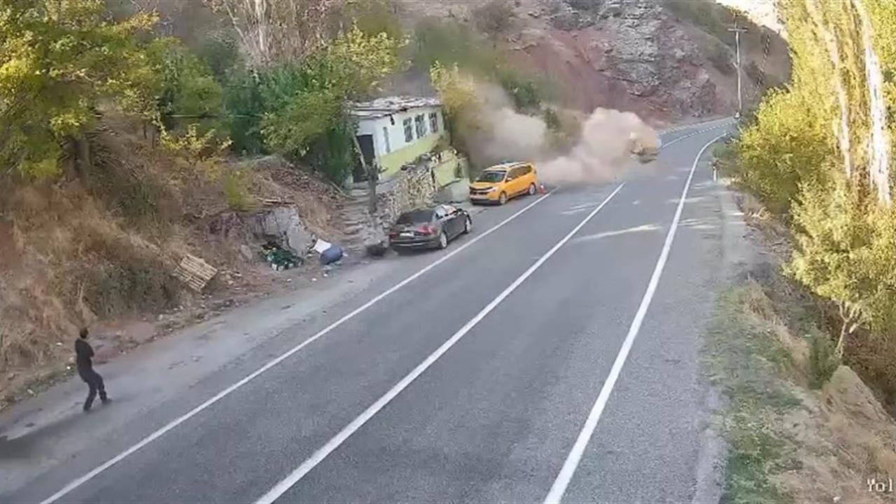 Tunceli'de Dağdan Düşen Kaya Parçası Ev ve Araçları Teğet Geçti