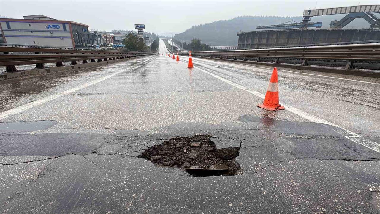 Karabük'te Köprü Girişi Tehlikeli Çatlaklarla Dolu